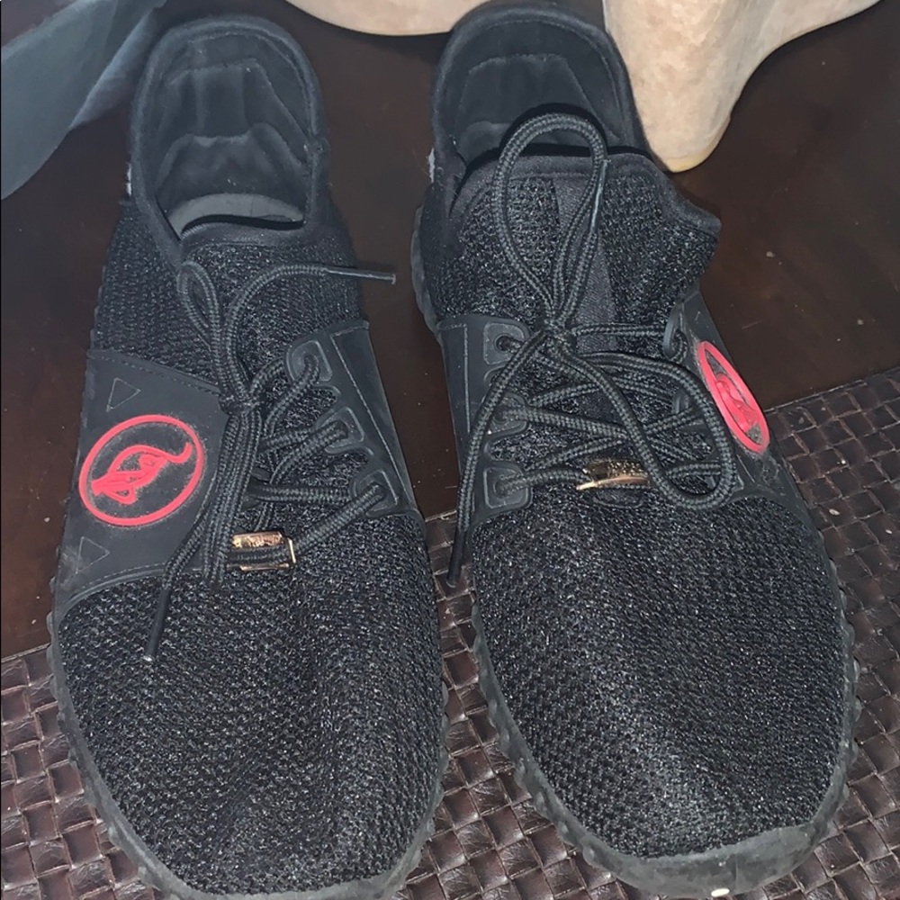 Black puma sneakers/can be negotiated